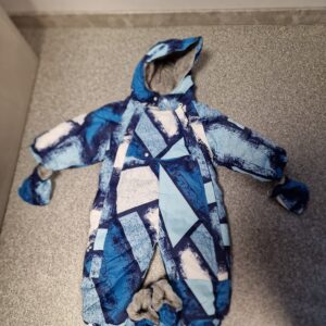Sinine kombe kinnaste ja kapukatega