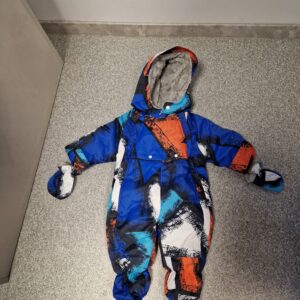 Kirju talvekombe kinnastega