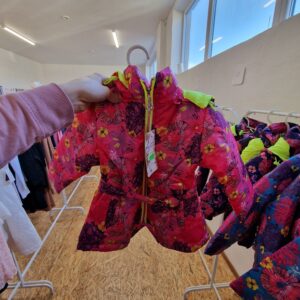 Roosakas kevadjope vöö ja kapuutsiga