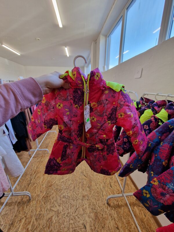 Roosakas kevadjope vöö ja kapuutsiga